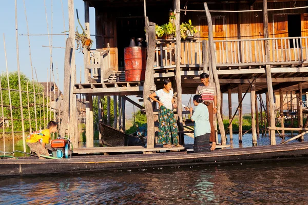 Burmesische familie in inle lake, myanmar — Stockfoto