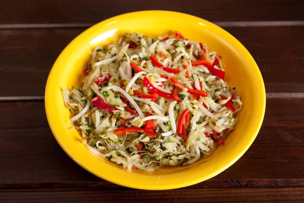 Salada chinesa com feijão de soja — Fotografia de Stock