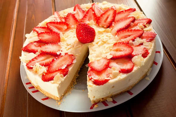 Tarta de queso con fresas —  Fotos de Stock