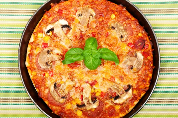 Liten hemmagjord pizza — Stockfoto