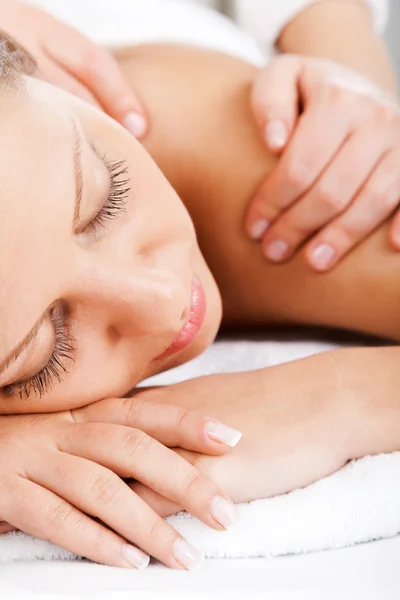 Jovem mulher fazendo massagem — Fotografia de Stock