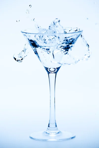 Martini splash op blauw — Stockfoto