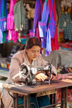 Genç Birmanya kadın dikiş elbise