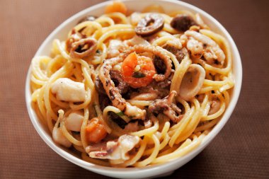 Deniz mahsulleri spagetti zeytinli