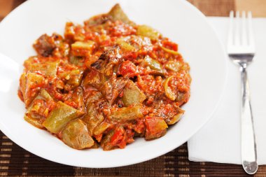 Kızarmış patlıcan domates sos ile