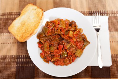 Kızarmış patlıcan domates sos ile