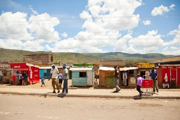 Local Kenyan people near small shops — Stock Photo, Image