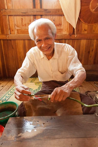 Man making thread from lotus flower — Stock Photo, Image