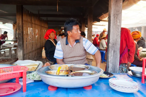 Jovem birmanês homem vendendo comida — Fotografia de Stock