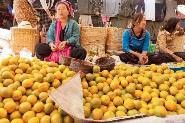 Dos mujeres birmanas vendiendo frutas — Foto de Stock