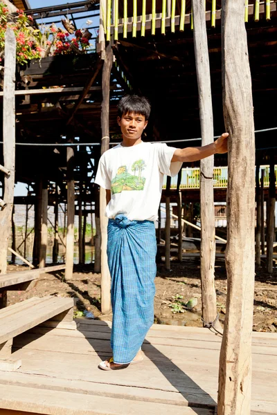 Бирманский мальчик в озере Инле, Мьянма — стоковое фото