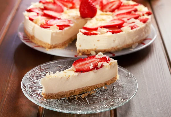딸기와 달콤한 치즈 케이크 — 스톡 사진