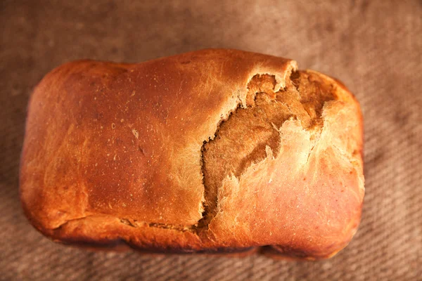 Gebakken zelfgebakken brood — Stockfoto