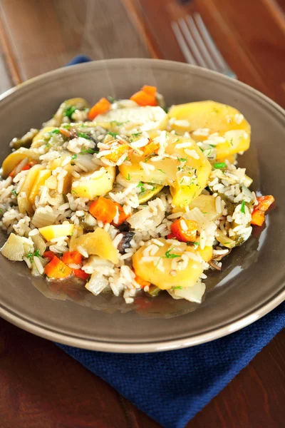 Batatas com arroz e legumes — Fotografia de Stock