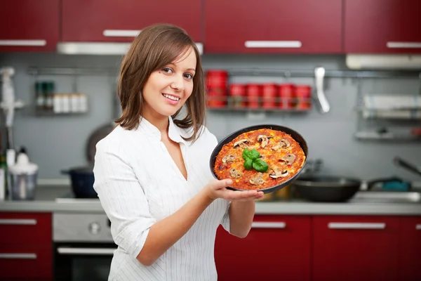 Young woman preparing pizza — Stock Photo, Image