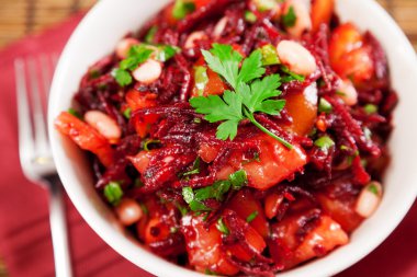 Domates ve kırmızı pancar salatası