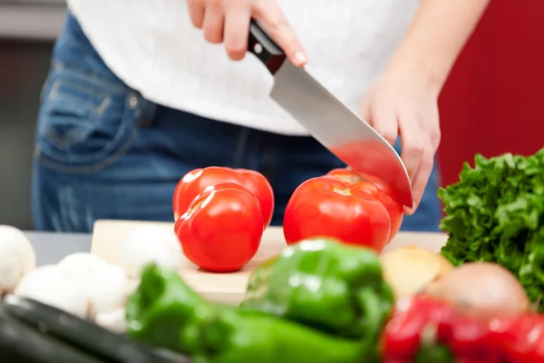 Jeune femme faisant de la salade — Photo