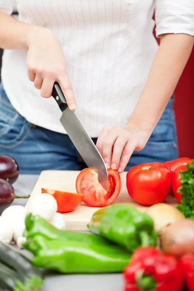 Wanita muda membuat salad — Stok Foto