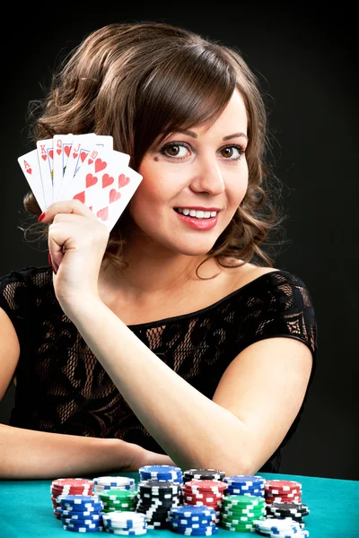 Mujer joven con fichas de juego — Foto de Stock