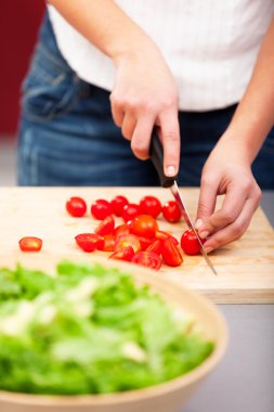 genç kadın salatası yapmak