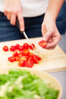 genç kadın salatası yapmak