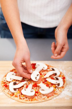 Genç kadın pizza hazırlama