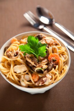 Deniz mahsulleri spagetti zeytinli