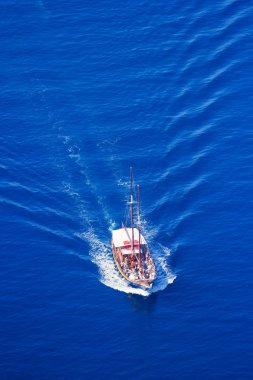 Küçük yolcu gemisi Santorini yakınındaki