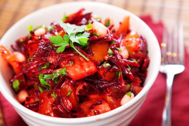 Domates ve kırmızı pancar salatası