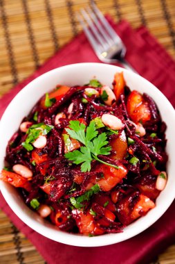 Domates ve kırmızı pancar salatası