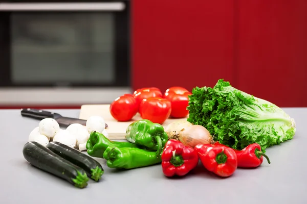 Verduras crudas en la mesa de la cocina —  Fotos de Stock