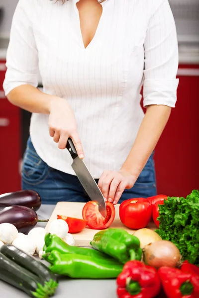 Wanita muda membuat salad — Stok Foto