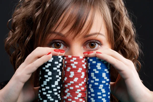 Giovane donna con chip di gioco — Foto Stock