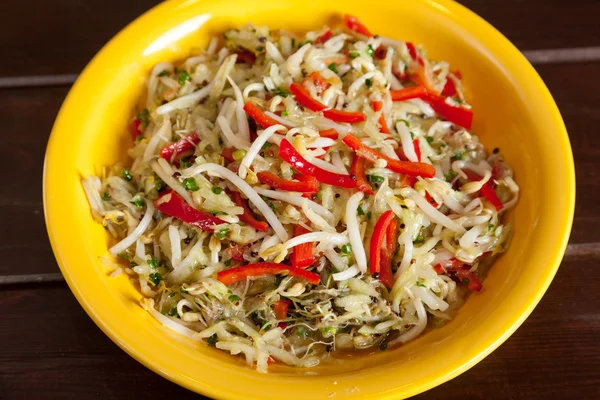 Salada chinesa com feijão de soja — Fotografia de Stock