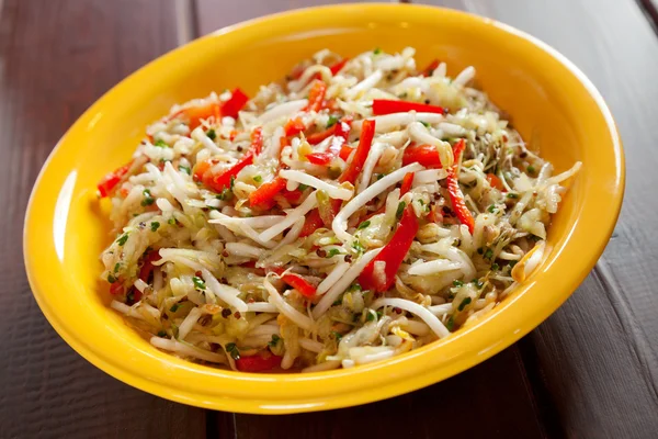 Salada chinesa com feijão de soja — Fotografia de Stock