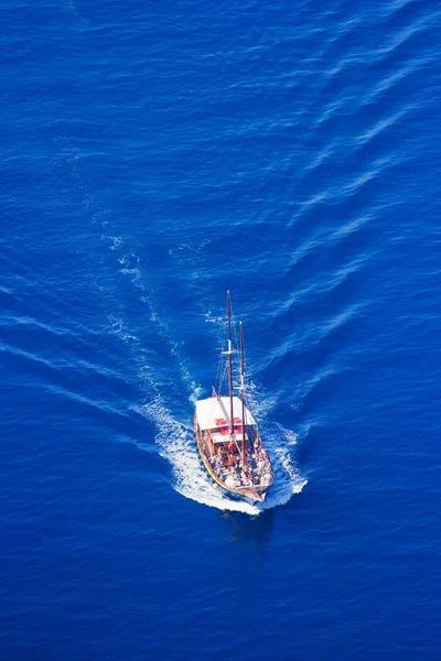 サントリーニ島の近くの小さなクルーズ船 — ストック写真