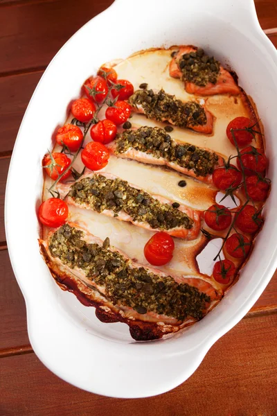 Salmão assado com pesto — Fotografia de Stock