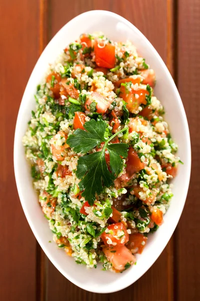 Quinoa tabouleh in Schüssel — Stockfoto