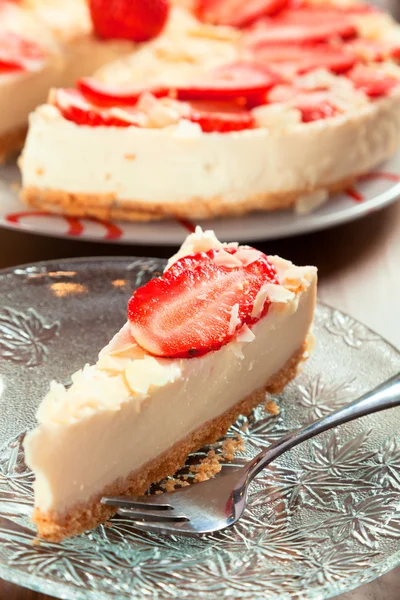 딸기와 달콤한 치즈 케이크 — 스톡 사진