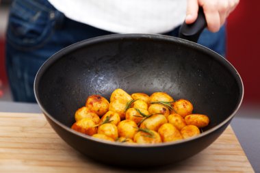 Genç kadın patates kızartma