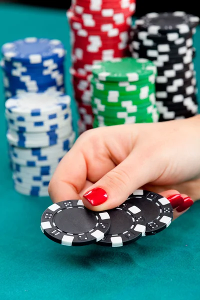 Junge Frau mit Glücksspielchips — Stockfoto