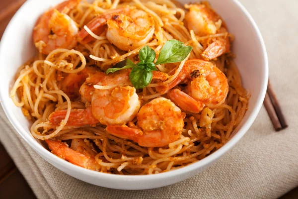 Fideos de arroz tailandeses con camarones — Foto de Stock