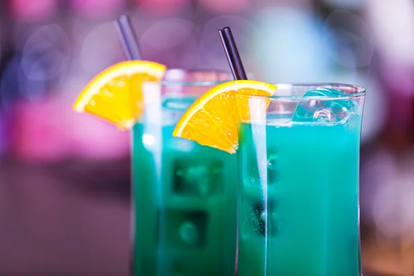 Cocktails aus tiefblauem Meer — Stockfoto