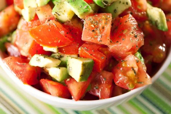 Salada de tomate e abacate — Fotografia de Stock