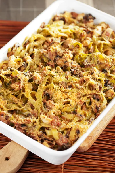 Fettuccine carbonara cozido no forno — Fotografia de Stock