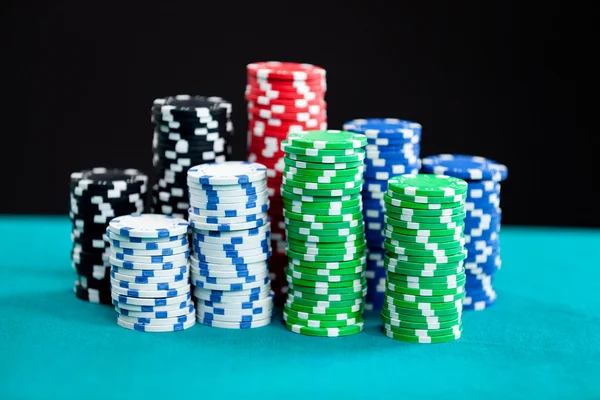 Τυχερών παιχνιδιών μάρκες στο τραπέζι — Φωτογραφία Αρχείου