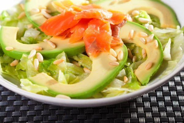 Salada de salmão com abacate — Fotografia de Stock