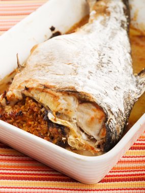 Pişmiş doldurulmuş sazan balık