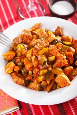 Domuz eti ve sebze güveç