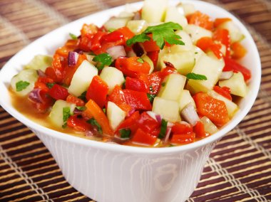 Pişmiş biber ve salatalık salatası